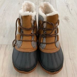 Sleek Waterproof Boots brand new